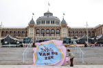 Scheveningen 2 april 2026
Koningin MÃ¡xima opent de gerenoveerde boulevard. De Scheveningse boulevard, al decennialang een van de bekendste en meest bezochte kustpromenades van Nederland, is de afgelopen jaren vernieuwd om beter aan te sluiten bij het groeiende aantal bezoekers en klaar te zijn voor de toekomst. Burgemeester Jan v Zanen begeleidde de Koningin . OOk de commisaris van de koning Wouter Kolff was aanwezig .