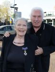 Zaandam 24 april 2026
Willeke v Ammelrooy heeft een koninklijke ondersceiding (linte) gekregen . Rene Mioch organiseert een fotomoment in het Zaantheater . Marco Bakker was er natuurlijk ook bij .