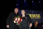 Zaandam 24 april 2026
Willeke v Ammelrooy heeft een koninklijke ondersceiding (linte) gekregen . Rene Mioch organiseert een fotomoment in het Zaantheater . Marco Bakker was er natuurlijk ook bij .
