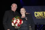 Zaandam 24 april 2026
Willeke v Ammelrooy heeft een koninklijke ondersceiding (linte) gekregen . Rene Mioch organiseert een fotomoment in het Zaantheater . Marco Bakker was er natuurlijk ook bij .