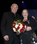Zaandam 24 april 2026
Willeke v Ammelrooy heeft een koninklijke ondersceiding (linte) gekregen . Rene Mioch organiseert een fotomoment in het Zaantheater . Marco Bakker was er natuurlijk ook bij .