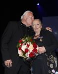 Zaandam 24 april 2026
Willeke v Ammelrooy heeft een koninklijke ondersceiding (linte) gekregen . Rene Mioch organiseert een fotomoment in het Zaantheater . Marco Bakker was er natuurlijk ook bij .