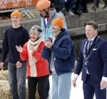Dokkum 27 april 2026
Koningsdag is dit jaar in Dokkum . Namens de koninklijke familie zijn aanwezig : Koning Willem Alexander Koningin Maxima Prinses Amalia Prinses Alexia Prinses Ariane Prins Constantijn Prinses Laurentien Prins Maurits Prinses Marilene Prins Bernhard Prins Floris Prinses Aimee Prins Pieter Christiaan en Prinses Anita . Melle v t Wout