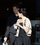 Muiden 8 april 2026
Mika Godts en zijn vrouw Haifa Salem Ali doen boodschappen bij de Albert Heijn in Muiden .