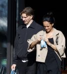 Muiden 8 april 2026
Mika Godts en zijn vrouw Haifa Salem Ali doen boodschappen bij de Albert Heijn in Muiden .