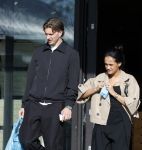 Muiden 8 april 2026
Mika Godts en zijn vrouw Haifa Salem Ali doen boodschappen bij de Albert Heijn in Muiden .