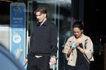 Muiden 8 april 2026
Mika Godts en zijn vrouw Haifa Salem Ali doen boodschappen bij de Albert Heijn in Muiden .
