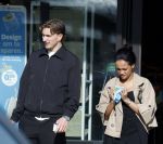 Muiden 8 april 2026
Mika Godts en zijn vrouw Haifa Salem Ali doen boodschappen bij de Albert Heijn in Muiden .