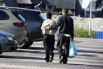 Muiden 8 april 2026
Mika Godts en zijn vrouw Haifa Salem Ali doen boodschappen bij de Albert Heijn in Muiden .