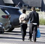 Muiden 8 april 2026
Mika Godts en zijn vrouw Haifa Salem Ali doen boodschappen bij de Albert Heijn in Muiden .