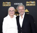 Zaandam 24 april 2026
Willeke v Ammelrooy heeft een koninklijke ondersceiding (linte) gekregen . Rene Mioch organiseert een fotomoment in het Zaantheater . Marco Bakker was er natuurlijk ook bij . Monique v d Ven en Edwin de Vries