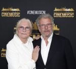 Zaandam 24 april 2026
Willeke v Ammelrooy heeft een koninklijke ondersceiding (linte) gekregen . Rene Mioch organiseert een fotomoment in het Zaantheater . Marco Bakker was er natuurlijk ook bij . Monique v d Ven en Edwin de Vries
