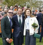 Dokkum 27 april 2026
Koningsdag is dit jaar in Dokkum . Namens de koninklijke familie zijn aanwezig : Koning Willem Alexander Koningin Maxima Prinses Amalia Prinses Alexia Prinses Ariane Prins Constantijn Prinses Laurentien Prins Maurits Prinses Marilene Prins Bernhard Prins Floris Prinses Aimee Prins Pieter Christiaan en Prinses Anita .