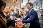 Dokkum 27 april 2026
Koningsdag is dit jaar in Dokkum . Namens de koninklijke familie zijn aanwezig : Koning Willem Alexander Koningin Maxima Prinses Amalia Prinses Alexia Prinses Ariane Prins Constantijn Prinses Laurentien Prins Maurits Prinses Marilene Prins Bernhard Prins Floris Prinses Aimee Prins Pieter Christiaan en Prinses Anita .