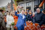 Dokkum 27 april 2026
Koningsdag is dit jaar in Dokkum . Namens de koninklijke familie zijn aanwezig : Koning Willem Alexander Koningin Maxima Prinses Amalia Prinses Alexia Prinses Ariane Prins Constantijn Prinses Laurentien Prins Maurits Prinses Marilene Prins Bernhard Prins Floris Prinses Aimee Prins Pieter Christiaan en Prinses Anita .