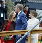 Dokkum 27 april 2026
Koningsdag is dit jaar in Dokkum . Namens de koninklijke familie zijn aanwezig : Koning Willem Alexander Koningin Maxima Prinses Amalia Prinses Alexia Prinses Ariane Prins Constantijn Prinses Laurentien Prins Maurits Prinses Marilene Prins Bernhard Prins Floris Prinses Aimee Prins Pieter Christiaan en Prinses Anita .