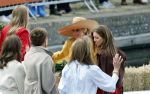 Dokkum 27 april 2026
Koningsdag is dit jaar in Dokkum . Namens de koninklijke familie zijn aanwezig : Koning Willem Alexander Koningin Maxima Prinses Amalia Prinses Alexia Prinses Ariane Prins Constantijn Prinses Laurentien Prins Maurits Prinses Marilene Prins Bernhard Prins Floris Prinses Aimee Prins Pieter Christiaan en Prinses Anita .