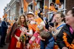 Dokkum 27 april 2026
Koningsdag is dit jaar in Dokkum . Namens de koninklijke familie zijn aanwezig : Koning Willem Alexander Koningin Maxima Prinses Amalia Prinses Alexia Prinses Ariane Prins Constantijn Prinses Laurentien Prins Maurits Prinses Marilene Prins Bernhard Prins Floris Prinses Aimee Prins Pieter Christiaan en Prinses Anita .