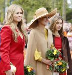 Dokkum 27 april 2026
Koningsdag is dit jaar in Dokkum . Namens de koninklijke familie zijn aanwezig : Koning Willem Alexander Koningin Maxima Prinses Amalia Prinses Alexia Prinses Ariane Prins Constantijn Prinses Laurentien Prins Maurits Prinses Marilene Prins Bernhard Prins Floris Prinses Aimee Prins Pieter Christiaan en Prinses Anita .