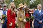Dokkum 27 april 2026
Koningsdag is dit jaar in Dokkum . Namens de koninklijke familie zijn aanwezig : Koning Willem Alexander Koningin Maxima Prinses Amalia Prinses Alexia Prinses Ariane Prins Constantijn Prinses Laurentien Prins Maurits Prinses Marilene Prins Bernhard Prins Floris Prinses Aimee Prins Pieter Christiaan en Prinses Anita .