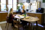 AMSTERDAM- Prinses Amalia brengt op uitnodiging van burgemeester Halsema een bezoek aan Amsterdam.Bezoek aan het nachtleven Bar San Francisco en  Club Nachbar  De Prinses maakt tijdens het tweedaagse bezoek nader kennis met diverse sectoren en wordt bijgepraat over actuele onderwerpen als wetenschap, sport, cultuur, wonen en sociale verbondenheid.