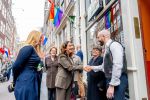 AMSTERDAM 16 en 17 april 2026
Prinses Amalia brengt op uitnodiging van burgemeester Halsema een bezoek aan Amsterdam.Bezoek aan het nachtleven Bar San Francisco en  Club Nachbar  De Prinses maakt tijdens het tweedaagse bezoek nader kennis met diverse sectoren en wordt bijgepraat over actuele onderwerpen als wetenschap, sport, cultuur, wonen en sociale verbondenheid. Ook loopt ze een avond met de politie van Amsterdam mee.