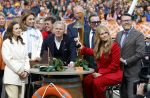 Dokkum 27 april 2026
Koningsdag is dit jaar in Dokkum . Namens de koninklijke familie zijn aanwezig : Koning Willem Alexander Koningin Maxima Prinses Amalia Prinses Alexia Prinses Ariane Prins Constantijn Prinses Laurentien Prins Maurits Prinses Marilene Prins Bernhard Prins Floris Prinses Aimee Prins Pieter Christiaan en Prinses Anita .