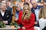 Dokkum 27 april 2026
Koningsdag is dit jaar in Dokkum . Namens de koninklijke familie zijn aanwezig : Koning Willem Alexander Koningin Maxima Prinses Amalia Prinses Alexia Prinses Ariane Prins Constantijn Prinses Laurentien Prins Maurits Prinses Marilene Prins Bernhard Prins Floris Prinses Aimee Prins Pieter Christiaan en Prinses Anita .