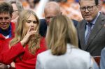 Dokkum 27 april 2026
Koningsdag is dit jaar in Dokkum . Namens de koninklijke familie zijn aanwezig : Koning Willem Alexander Koningin Maxima Prinses Amalia Prinses Alexia Prinses Ariane Prins Constantijn Prinses Laurentien Prins Maurits Prinses Marilene Prins Bernhard Prins Floris Prinses Aimee Prins Pieter Christiaan en Prinses Anita .