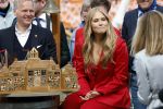 Dokkum 27 april 2026
Koningsdag is dit jaar in Dokkum . Namens de koninklijke familie zijn aanwezig : Koning Willem Alexander Koningin Maxima Prinses Amalia Prinses Alexia Prinses Ariane Prins Constantijn Prinses Laurentien Prins Maurits Prinses Marilene Prins Bernhard Prins Floris Prinses Aimee Prins Pieter Christiaan en Prinses Anita .
