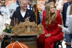 Dokkum 27 april 2026
Koningsdag is dit jaar in Dokkum . Namens de koninklijke familie zijn aanwezig : Koning Willem Alexander Koningin Maxima Prinses Amalia Prinses Alexia Prinses Ariane Prins Constantijn Prinses Laurentien Prins Maurits Prinses Marilene Prins Bernhard Prins Floris Prinses Aimee Prins Pieter Christiaan en Prinses Anita .