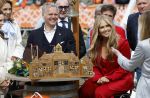 Dokkum 27 april 2026
Koningsdag is dit jaar in Dokkum . Namens de koninklijke familie zijn aanwezig : Koning Willem Alexander Koningin Maxima Prinses Amalia Prinses Alexia Prinses Ariane Prins Constantijn Prinses Laurentien Prins Maurits Prinses Marilene Prins Bernhard Prins Floris Prinses Aimee Prins Pieter Christiaan en Prinses Anita .