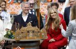 Dokkum 27 april 2026
Koningsdag is dit jaar in Dokkum . Namens de koninklijke familie zijn aanwezig : Koning Willem Alexander Koningin Maxima Prinses Amalia Prinses Alexia Prinses Ariane Prins Constantijn Prinses Laurentien Prins Maurits Prinses Marilene Prins Bernhard Prins Floris Prinses Aimee Prins Pieter Christiaan en Prinses Anita .