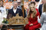 Dokkum 27 april 2026
Koningsdag is dit jaar in Dokkum . Namens de koninklijke familie zijn aanwezig : Koning Willem Alexander Koningin Maxima Prinses Amalia Prinses Alexia Prinses Ariane Prins Constantijn Prinses Laurentien Prins Maurits Prinses Marilene Prins Bernhard Prins Floris Prinses Aimee Prins Pieter Christiaan en Prinses Anita .