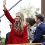 Dokkum 27 april 2026
Koningsdag is dit jaar in Dokkum . Namens de koninklijke familie zijn aanwezig : Koning Willem Alexander Koningin Maxima Prinses Amalia Prinses Alexia Prinses Ariane Prins Constantijn Prinses Laurentien Prins Maurits Prinses Marilene Prins Bernhard Prins Floris Prinses Aimee Prins Pieter Christiaan en Prinses Anita .