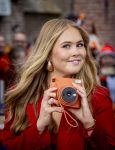 Dokkum 27 april 2026
Koningsdag is dit jaar in Dokkum . Namens de koninklijke familie zijn aanwezig : Koning Willem Alexander Koningin Maxima Prinses Amalia Prinses Alexia Prinses Ariane Prins Constantijn Prinses Laurentien Prins Maurits Prinses Marilene Prins Bernhard Prins Floris Prinses Aimee Prins Pieter Christiaan en Prinses Anita .