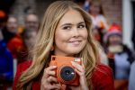 Dokkum 27 april 2026
Koningsdag is dit jaar in Dokkum . Namens de koninklijke familie zijn aanwezig : Koning Willem Alexander Koningin Maxima Prinses Amalia Prinses Alexia Prinses Ariane Prins Constantijn Prinses Laurentien Prins Maurits Prinses Marilene Prins Bernhard Prins Floris Prinses Aimee Prins Pieter Christiaan en Prinses Anita .