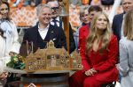 Dokkum 27 april 2026
Koningsdag is dit jaar in Dokkum . Namens de koninklijke familie zijn aanwezig : Koning Willem Alexander Koningin Maxima Prinses Amalia Prinses Alexia Prinses Ariane Prins Constantijn Prinses Laurentien Prins Maurits Prinses Marilene Prins Bernhard Prins Floris Prinses Aimee Prins Pieter Christiaan en Prinses Anita .
