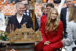 Dokkum 27 april 2026
Koningsdag is dit jaar in Dokkum . Namens de koninklijke familie zijn aanwezig : Koning Willem Alexander Koningin Maxima Prinses Amalia Prinses Alexia Prinses Ariane Prins Constantijn Prinses Laurentien Prins Maurits Prinses Marilene Prins Bernhard Prins Floris Prinses Aimee Prins Pieter Christiaan en Prinses Anita .