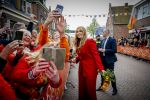 Dokkum 27 april 2026
Koningsdag is dit jaar in Dokkum . Namens de koninklijke familie zijn aanwezig : Koning Willem Alexander Koningin Maxima Prinses Amalia Prinses Alexia Prinses Ariane Prins Constantijn Prinses Laurentien Prins Maurits Prinses Marilene Prins Bernhard Prins Floris Prinses Aimee Prins Pieter Christiaan en Prinses Anita .