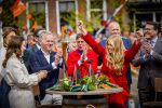 Dokkum 27 april 2026
Koningsdag is dit jaar in Dokkum . Namens de koninklijke familie zijn aanwezig : Koning Willem Alexander Koningin Maxima Prinses Amalia Prinses Alexia Prinses Ariane Prins Constantijn Prinses Laurentien Prins Maurits Prinses Marilene Prins Bernhard Prins Floris Prinses Aimee Prins Pieter Christiaan en Prinses Anita .