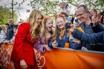 Dokkum 27 april 2026
Koningsdag is dit jaar in Dokkum . Namens de koninklijke familie zijn aanwezig : Koning Willem Alexander Koningin Maxima Prinses Amalia Prinses Alexia Prinses Ariane Prins Constantijn Prinses Laurentien Prins Maurits Prinses Marilene Prins Bernhard Prins Floris Prinses Aimee Prins Pieter Christiaan en Prinses Anita .