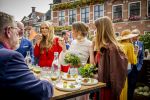 Dokkum 27 april 2026
Koningsdag is dit jaar in Dokkum . Namens de koninklijke familie zijn aanwezig : Koning Willem Alexander Koningin Maxima Prinses Amalia Prinses Alexia Prinses Ariane Prins Constantijn Prinses Laurentien Prins Maurits Prinses Marilene Prins Bernhard Prins Floris Prinses Aimee Prins Pieter Christiaan en Prinses Anita .
