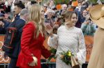 Dokkum 27 april 2026
Koningsdag is dit jaar in Dokkum . Namens de koninklijke familie zijn aanwezig : Koning Willem Alexander Koningin Maxima Prinses Amalia Prinses Alexia Prinses Ariane Prins Constantijn Prinses Laurentien Prins Maurits Prinses Marilene Prins Bernhard Prins Floris Prinses Aimee Prins Pieter Christiaan en Prinses Anita .