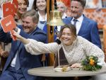 Dokkum 27 april 2026
Koningsdag is dit jaar in Dokkum . Namens de koninklijke familie zijn aanwezig : Koning Willem Alexander Koningin Maxima Prinses Amalia Prinses Alexia Prinses Ariane Prins Constantijn Prinses Laurentien Prins Maurits Prinses Marilene Prins Bernhard Prins Floris Prinses Aimee Prins Pieter Christiaan en Prinses Anita .