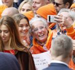 Dokkum 27 april 2026
Koningsdag is dit jaar in Dokkum . Namens de koninklijke familie zijn aanwezig : Koning Willem Alexander Koningin Maxima Prinses Amalia Prinses Alexia Prinses Ariane Prins Constantijn Prinses Laurentien Prins Maurits Prinses Marilene Prins Bernhard Prins Floris Prinses Aimee Prins Pieter Christiaan en Prinses Anita .