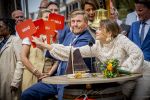 Dokkum 27 april 2026
Koningsdag is dit jaar in Dokkum . Namens de koninklijke familie zijn aanwezig : Koning Willem Alexander Koningin Maxima Prinses Amalia Prinses Alexia Prinses Ariane Prins Constantijn Prinses Laurentien Prins Maurits Prinses Marilene Prins Bernhard Prins Floris Prinses Aimee Prins Pieter Christiaan en Prinses Anita .