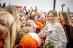 Dokkum 27 april 2026
Koningsdag is dit jaar in Dokkum . Namens de koninklijke familie zijn aanwezig : Koning Willem Alexander Koningin Maxima Prinses Amalia Prinses Alexia Prinses Ariane Prins Constantijn Prinses Laurentien Prins Maurits Prinses Marilene Prins Bernhard Prins Floris Prinses Aimee Prins Pieter Christiaan en Prinses Anita .