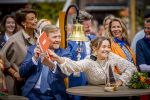 Dokkum 27 april 2026
Koningsdag is dit jaar in Dokkum . Namens de koninklijke familie zijn aanwezig : Koning Willem Alexander Koningin Maxima Prinses Amalia Prinses Alexia Prinses Ariane Prins Constantijn Prinses Laurentien Prins Maurits Prinses Marilene Prins Bernhard Prins Floris Prinses Aimee Prins Pieter Christiaan en Prinses Anita .