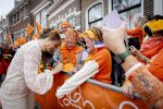 Dokkum 27 april 2026
Koningsdag is dit jaar in Dokkum . Namens de koninklijke familie zijn aanwezig : Koning Willem Alexander Koningin Maxima Prinses Amalia Prinses Alexia Prinses Ariane Prins Constantijn Prinses Laurentien Prins Maurits Prinses Marilene Prins Bernhard Prins Floris Prinses Aimee Prins Pieter Christiaan en Prinses Anita .